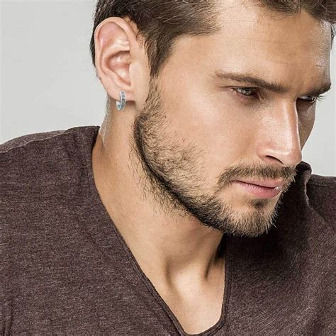 Boucles d'oreilles pour homme .